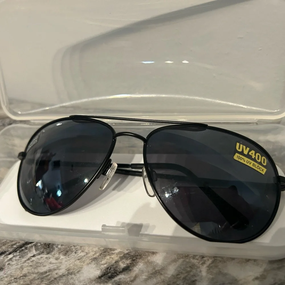 Stylish Black Aviator Sunglasses - Picture 7 of 9